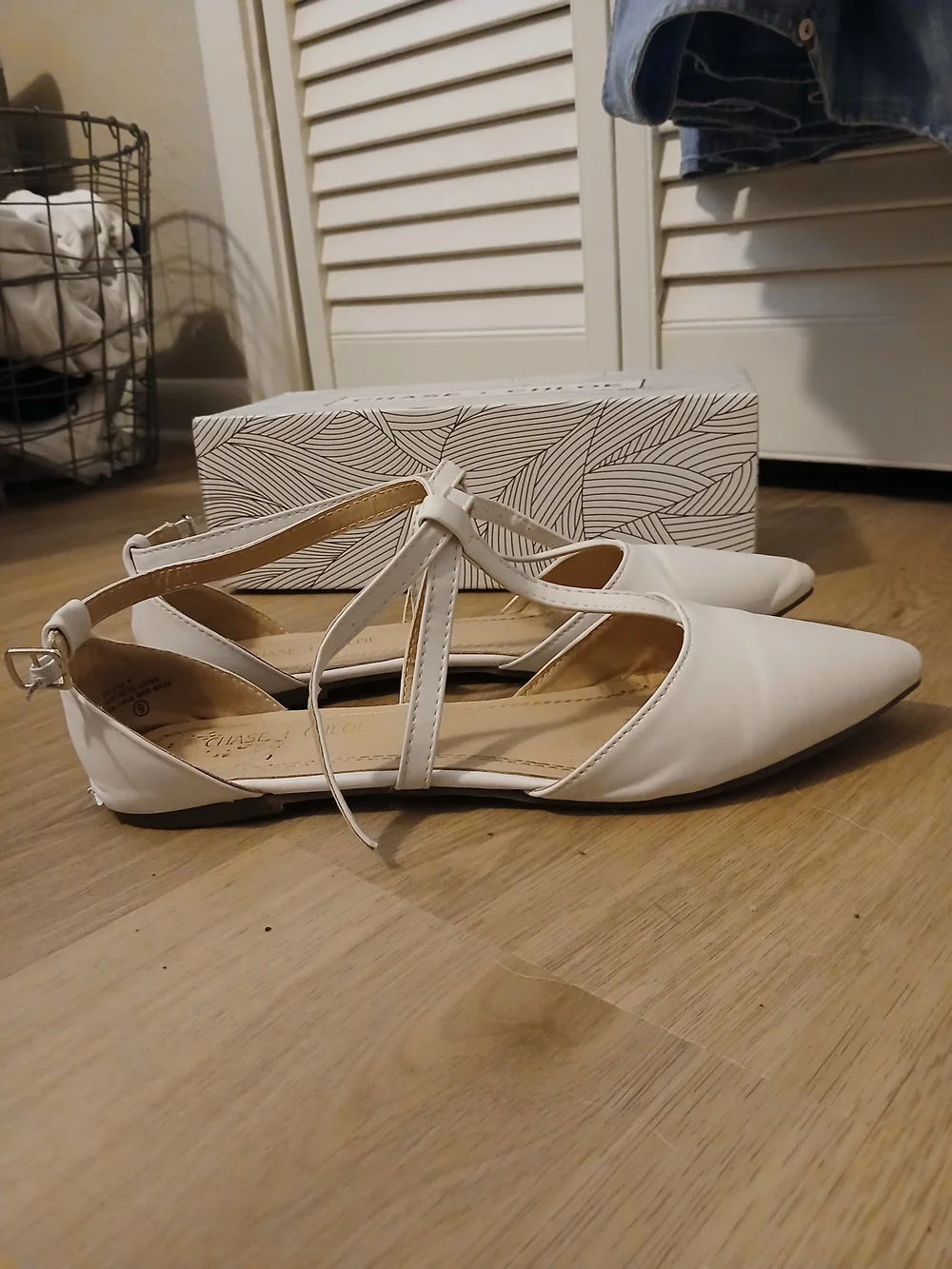 Chase + Chloe Women's White Pointed T-Strap Flats - Picture 4 of 5